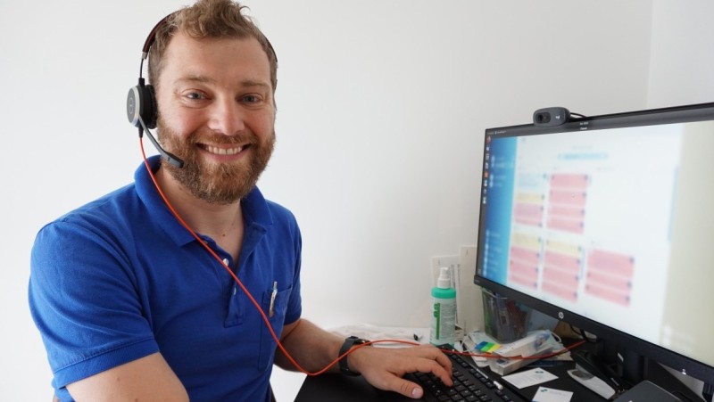 Dr. Martens mit Headset